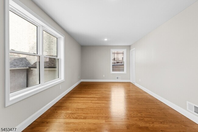 Building Photo - 806 2nd Ave