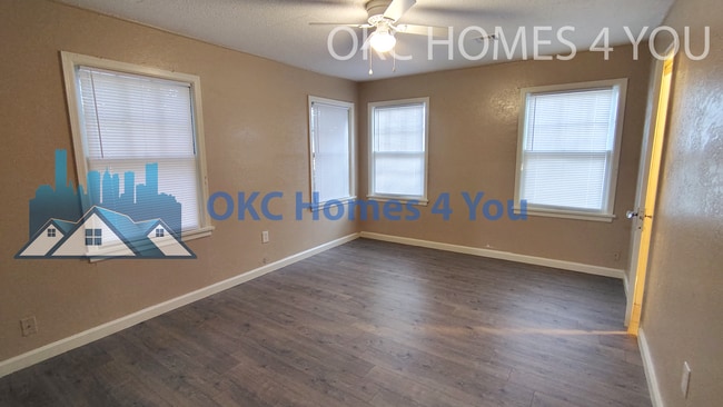 Building Photo - Be Home for the Holidays!! 3 Bedroom, 1 Block South of UCO - Save $625.00 off first full months r...