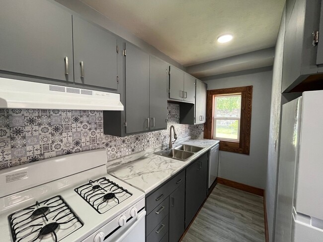 Building Photo - Completely remodeled!