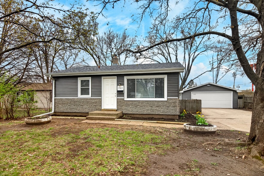 Building Photo - 903 Merrill Ave