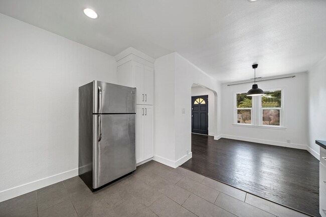 Building Photo - 4978 N North Maywood Ave