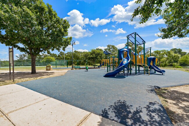 Building Photo - 3323 W Woodlawn Ave