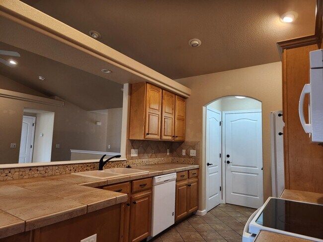 Building Photo - 157 Beacon Way