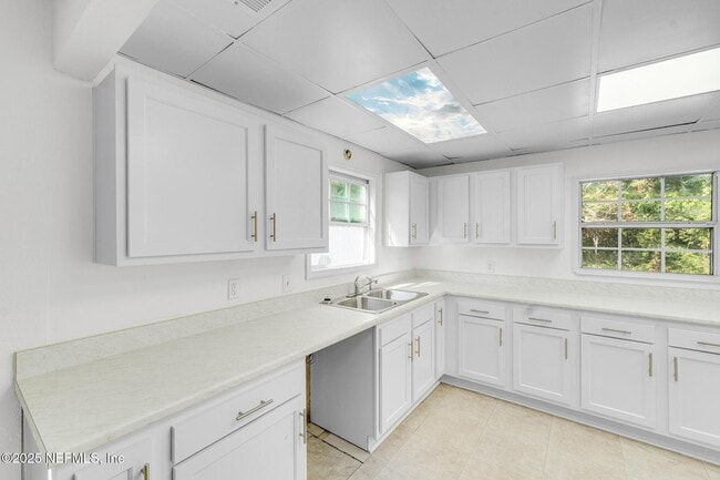 Building Photo - 2811 Myrtis Rd