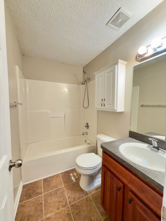 Building Photo - 2 Bedroom/11.5 Bath Dallas Townhome