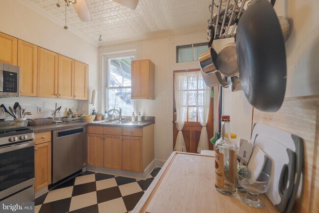 Building Photo - 835 Wellington St