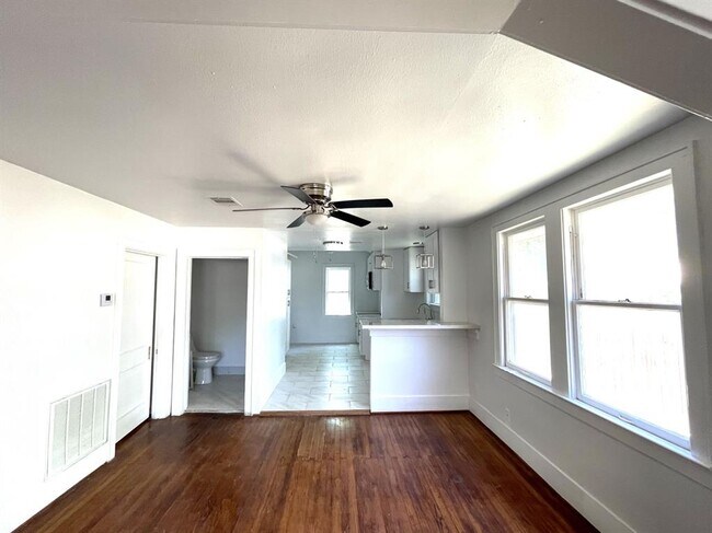 Building Photo - 107 Sinclair St