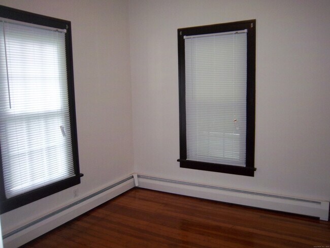 Building Photo - 104 School House Rd