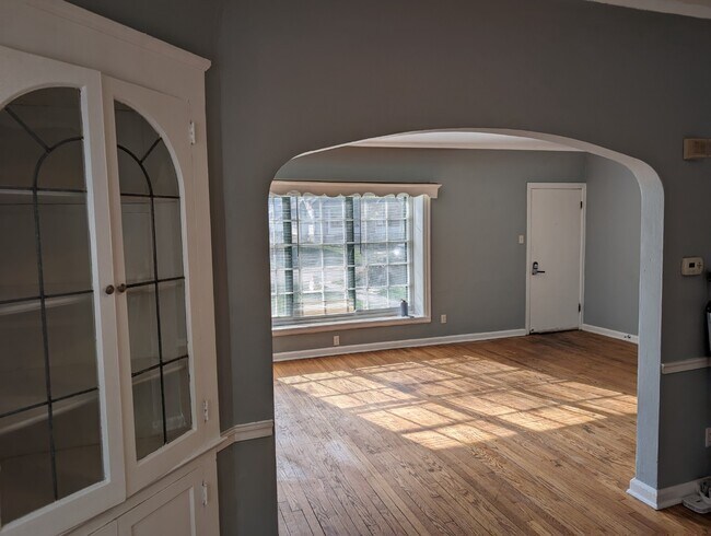 Building Photo - Renovated 3BR/1.5BA | 1,200 Sq Ft | Pet Fr...