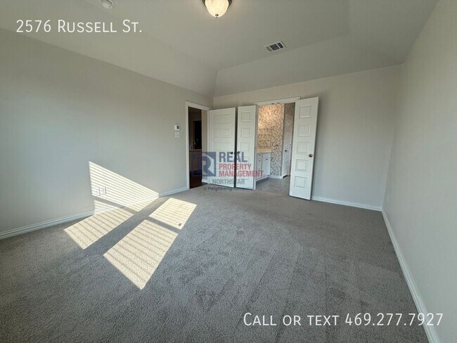 Building Photo - 2576 Russell St