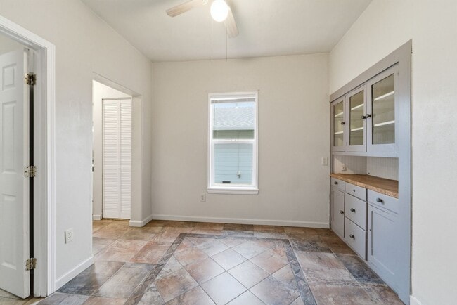 Building Photo - Feel Right at Home in This Inviting 2-Bed Gem