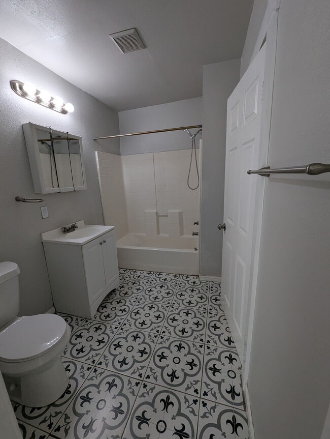 Building Photo - 2 BEDROOM BUNGALOW IN DIGNOWITY