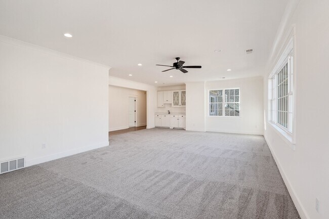 Building Photo - 1117 E Irvin Dr