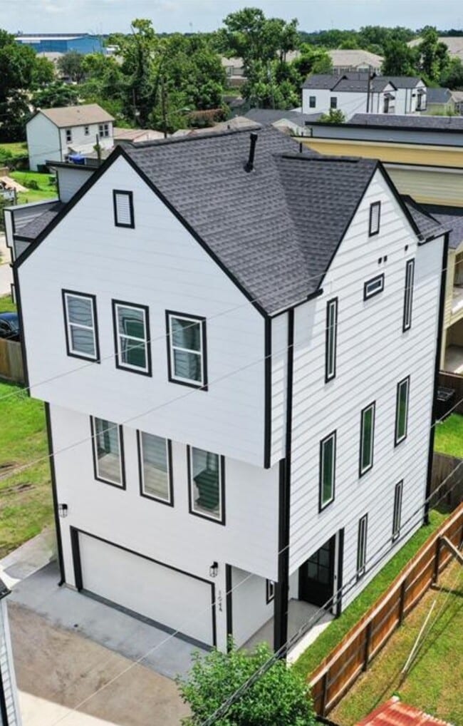Building Photo - 104 E 44th St