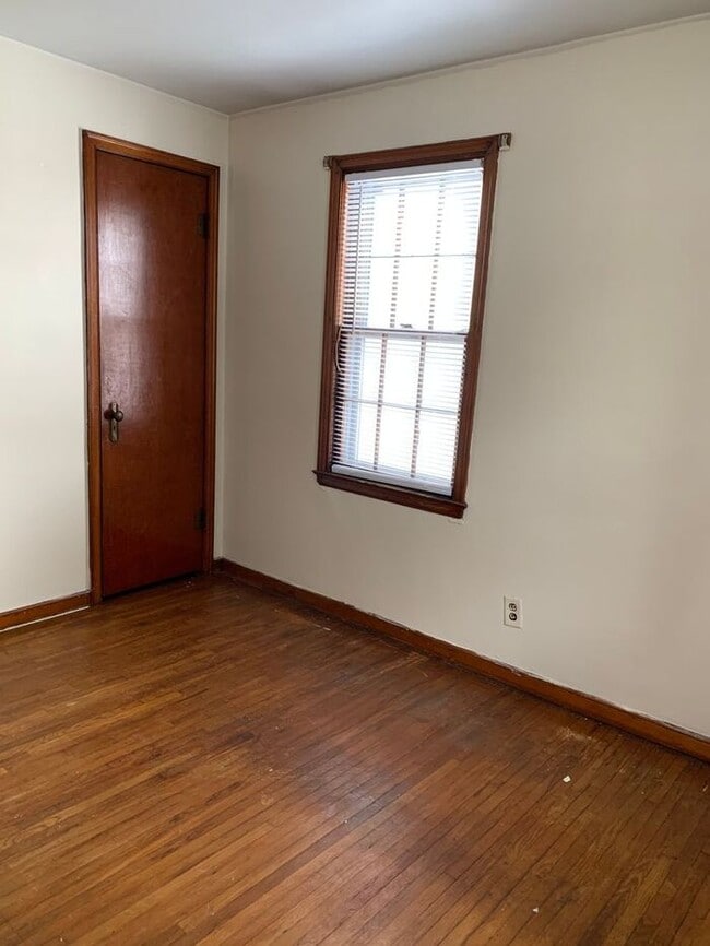 Building Photo - Take a look at this adorable 2 bed Home.