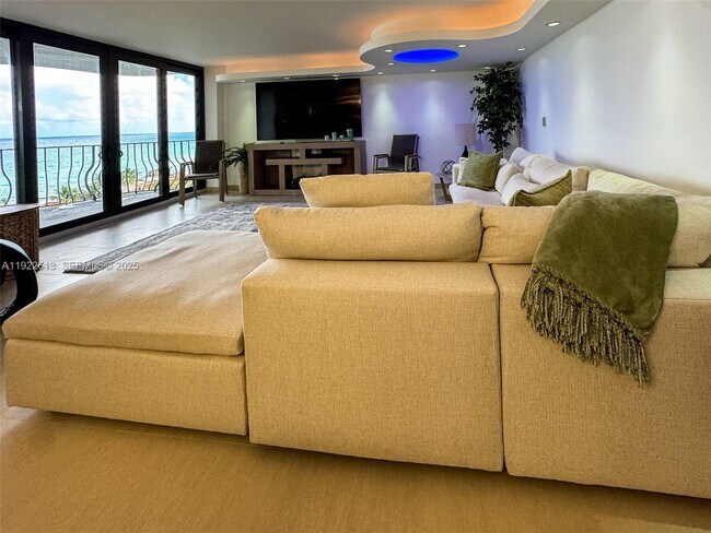 Building Photo - 8877 Collins Ave