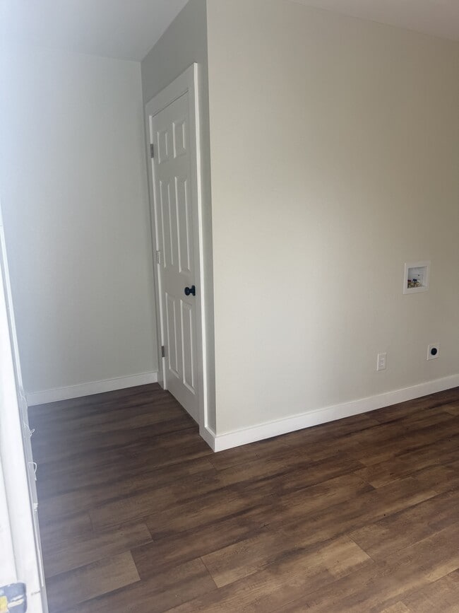 Building Photo - 114 S Elm St