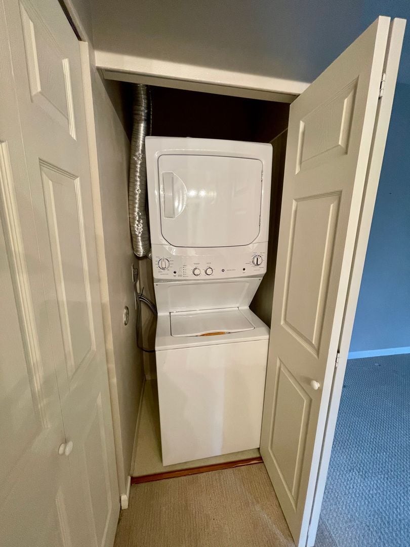 Building Photo - Large 1BR with New Carpeting!!!!