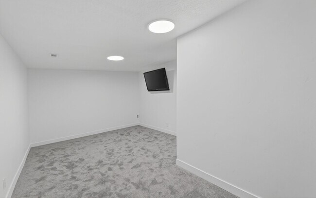 Building Photo - 281 W 2000 S St