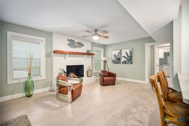 Building Photo - 8 Las Brisas Pl