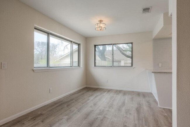 Building Photo - 2503 Versailles Dr
