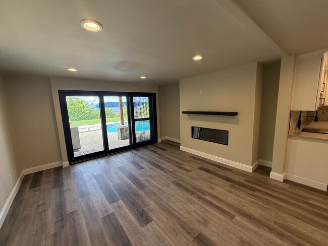 Building Photo - Brand New Apartment in Mukilteo with Parti...