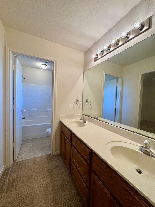 Building Photo - 3BR / 2BA Duplex in Hewitt, Texas | Midway ISD *Leasing Special Available*