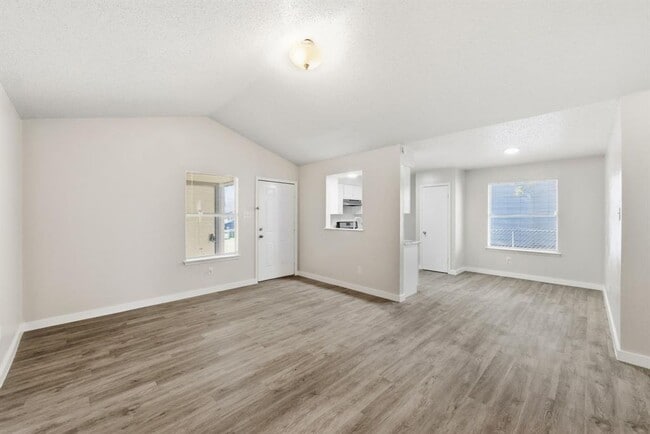 Building Photo - 2204 Donahue Ln