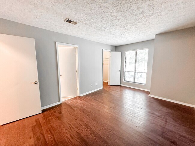 Building Photo - 2 bed/2 bath condo in great Roswell location