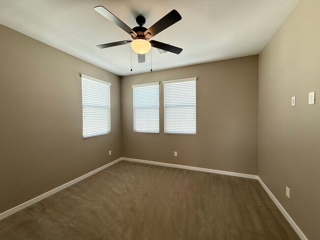 Building Photo - 2/BD 2.5/BA Luxury Gated Townhouse in Summ...