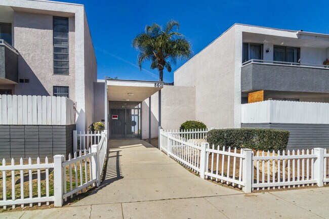 Building Photo - 8601 Balboa Blvd