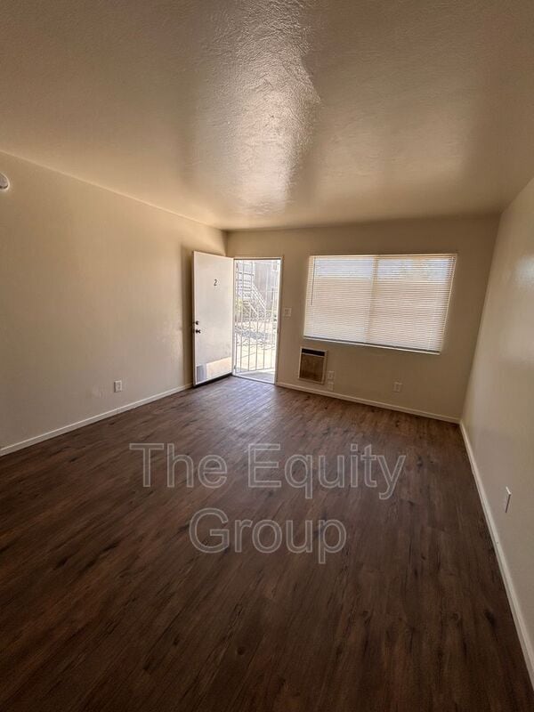 Building Photo - 321 E Elm St