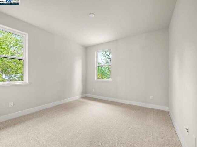 Building Photo - 1588 Alamo Way