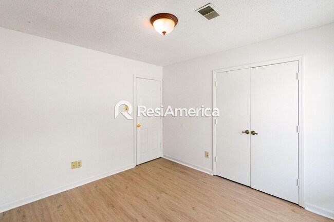 Building Photo - Newly Renovated 3/2 in a Quiet Neighborhood