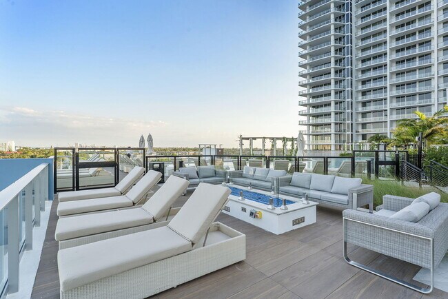 Building Photo - 220 Lake Shore Dr