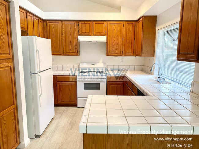 Building Photo - 5608 Glen Oaks Dr