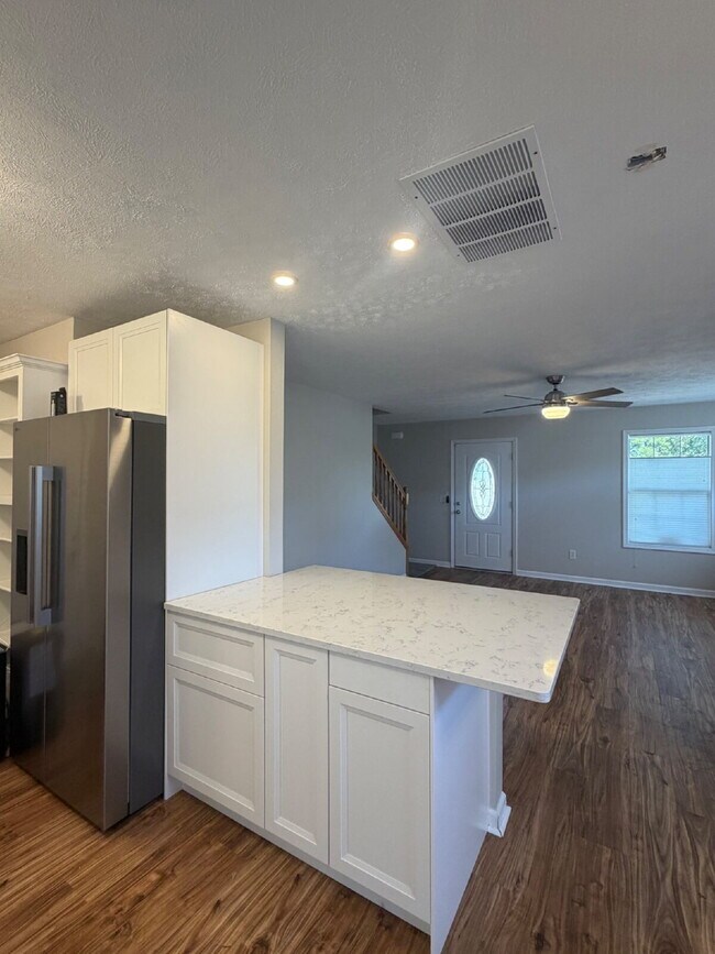 Building Photo - "Charming 4-Bedroom Home with 2.5 Baths on Knox Avenue – A Cozy Retreat in Hollister, MO!"