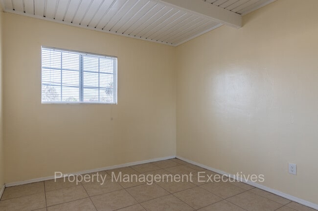 Building Photo - 3 Bedroom, 1 Bath Apartment close to every...