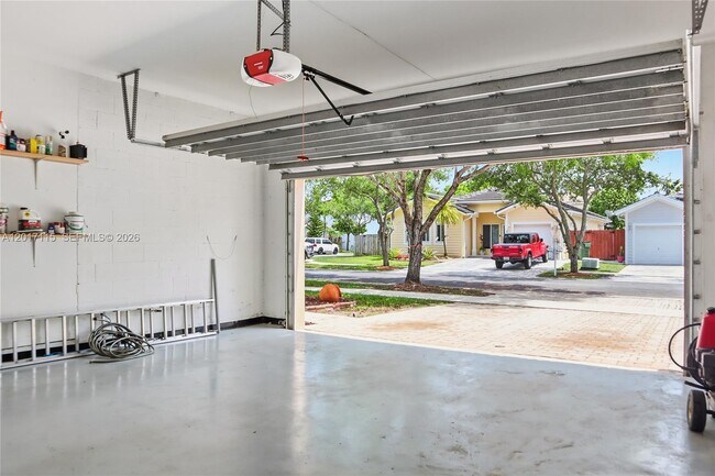 Building Photo - 3072 SE 5th Dr