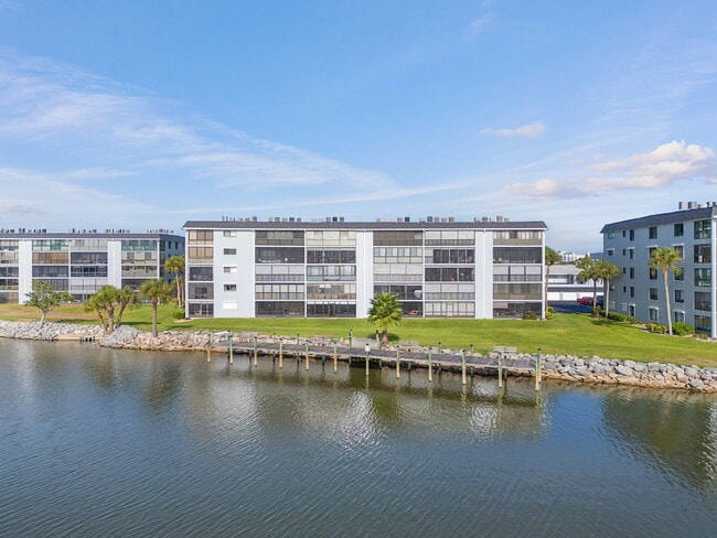 Building Photo - Four Seasons River Front Condo