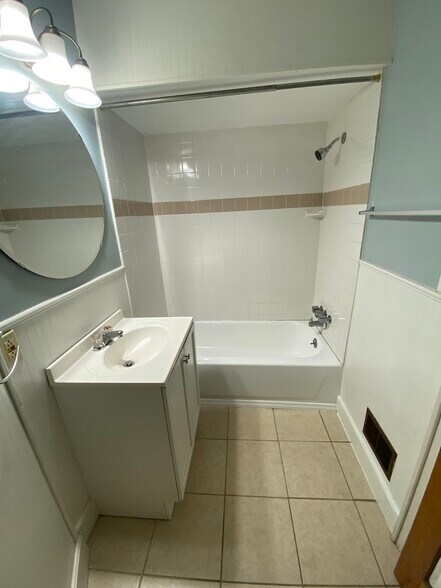 Bath with tile tub surround - 3118 N Main St