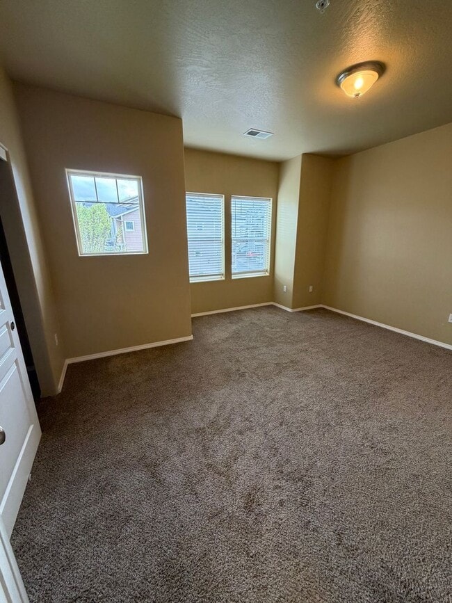 Building Photo - Modern Comfort Meets Easy Living in McKenzie Ridge Estates