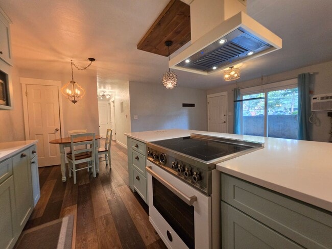 Building Photo - Stylish Ground Level Condo 2 Bedroom 2 Bath!