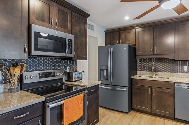 Building Photo - Cute 3 Bedroom 2 Bath In Phoenix!