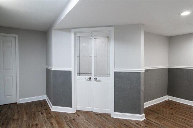 Building Photo - 3599 Lower Roswell Rd