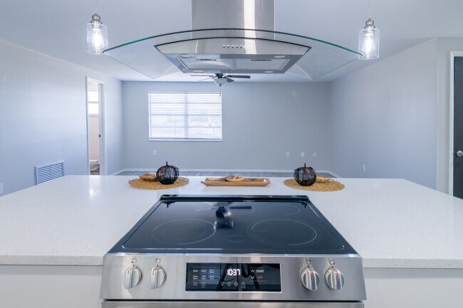 Building Photo - 6443 Lomand Ave