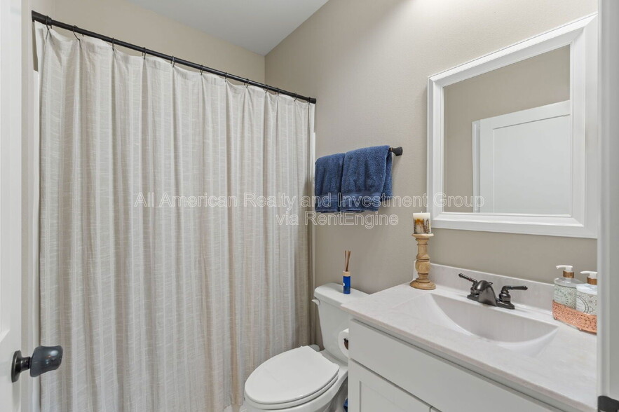 Building Photo - 33 8th Ave