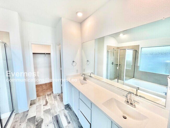 Building Photo - Spacious 4 Beds, 3 Baths Home with Modern ...