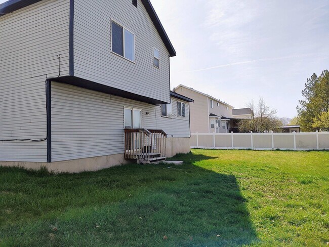 Building Photo - Newly Remodeled 4 Bd 3 Ba Home