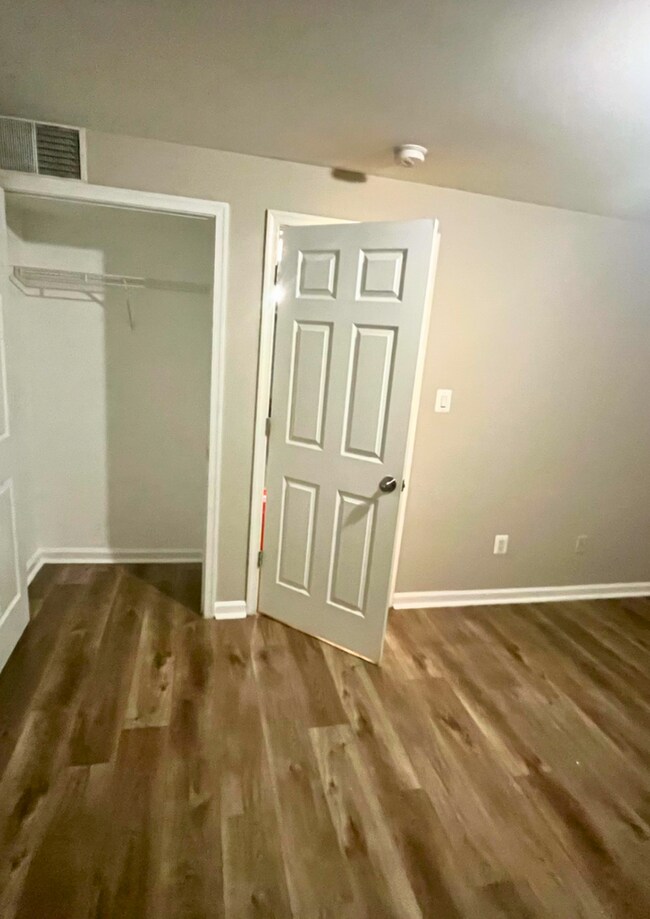 Building Photo - Spacious 1-Bedroom Apartment in Southeast ...